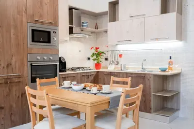 Image de GuestHost - Comfortable apartment furnished with taste, with a suggestive architecture with high vaults, able to accommodate up to 5 people. Very convenient location: just 10 minutes on foot from Central Station, 5 from Quintino Sella station (with conne