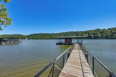 Image de Steps to Water: Lake of the Ozarks Getaway