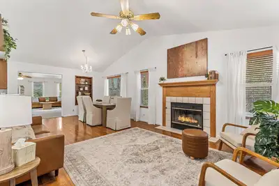 Image de Sunshine Retreat Family-Friendly & Peaceful Fire Pit Pool Table 4 Bed 2. 5 Bath