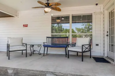 Image de Howdy! Less than 4 miles from Kyle Field, Shirewood Manor is a perfect getaway.