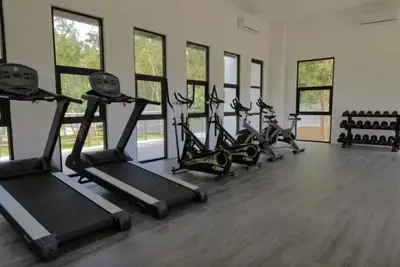 Image de Spacious family apartment with patio, pool, gym, and more amenities, 10 min from the beach.