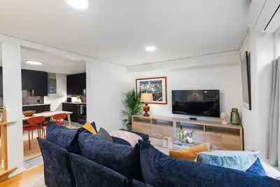 Image de Safe, Heart of Seattle Home Surrounded by Lush Greenery and 2 Parking Spots!