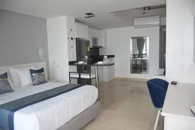 Image de Modern suite with ocean and sunset views