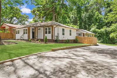 Image de 2 Homes - sleeps 16+ Forest's Edge Hideaway - M Benz stadium, Aquarium, Six Flags