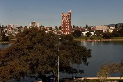 Image de Quaint 1-bedroom condo on the lake in Oakland Lake Merritt area