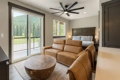 Image de New Modern Studio w/ Balcony & Resort Pool/Hot Tub