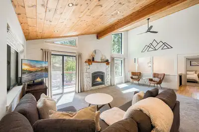 Image de Monthly Lease - Melody Retreat at Tahoe Donner by Tahoe Getaways - Pet-Friendly w Hot Tub