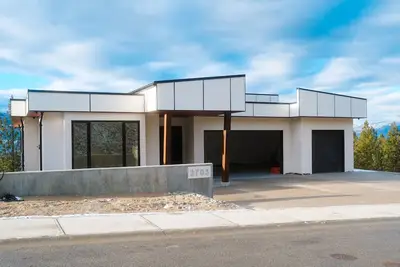 Image de Sky view Retreat with pool, movie theatre and views