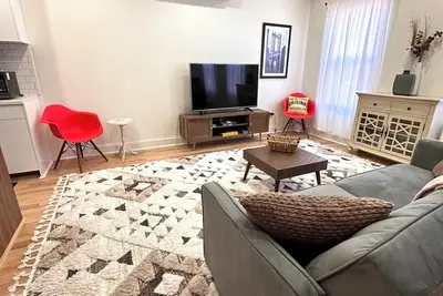 Sun-lit 2 bed 1 bath w washer/dryer