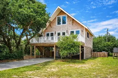 Image de Ocean side, quick walk to beach, hot tub, dog friendly, fenced yard, ev charger