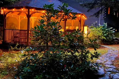 Image de Luxury Cabin Near Sunday River - Sleeps 13, A/C, Hot Tub, 21' Gazebo, Generator