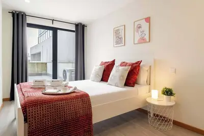 Image de Modern & Sleek Flat | Terrace & Garage by HostWise