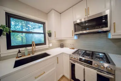 Image de Spacious 5br Retreat w/Wet Bar, Backyard – 10min to Notre Dame