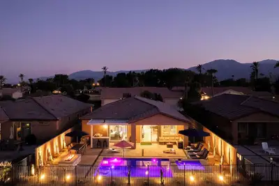 Image de 5 min to Coachella~Huge A/C Gameroom~Pool&Spa~Ev charger~Projector