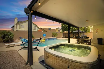 Image de Spacious 4 Br -SaltwaterHotTub -Pool -Sleeps 11