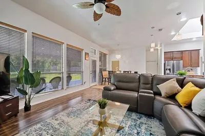 Image de Big private yard, King bd, near lake & major hwy