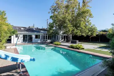 Image de Enjoy Sunny Poolside Living, California Style