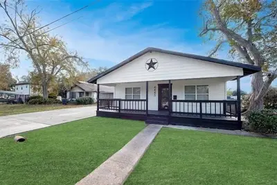 Image de 4 bedroom home in Groves with pool