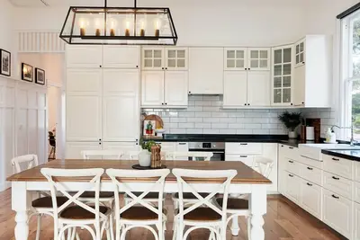 Image de Hilltop Victorian Retreat - Firepit + Sunset views