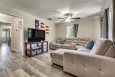 Image de Steps to Playground: Family Home in Douglasville!