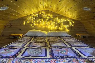 Image de Secluded cabin in the woods with a loft on 25 acres with private walking trails.