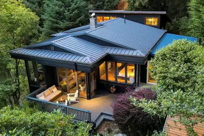 Image de Forest hideaway w/ fireplace & Pacific views | Sunset House by AvantStay