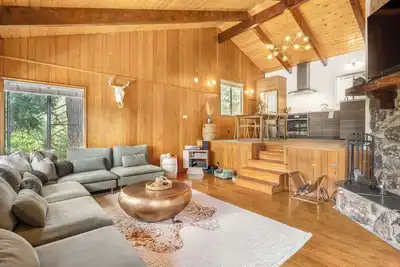 Image de Cozy Updated Cabin w/ Views | Walk to Lake Gregory