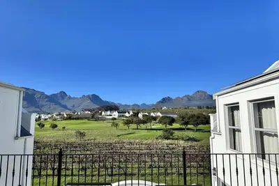 Image de 4-bedroom Villa set on prestigious golf and security estate - Cape Winelands