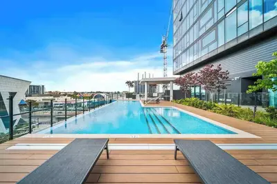 Image de Luxury City Escape Steps from Rac Arena