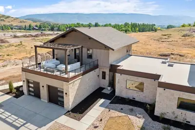 Image de Chalet-Inspired Luxury Retreat Sleeps 14