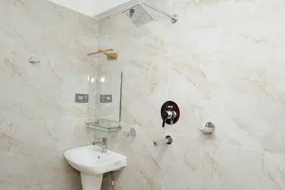 Image de 3ldk, 2 private rooms, 1 shared room, spacious kitchen, meeting room, and parking space.