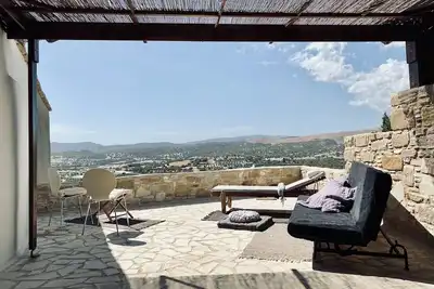 Image de Peaceful Stone House • Mtn Views • 10 Min to Beach