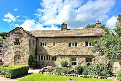 Image de Countersett Hall, beautiful Dales historic manor house near large lake