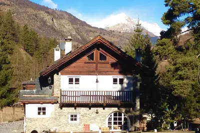 Image de Wonderful large Chalet surrounded by greenery 10 min from the village. Wifi and comfort.