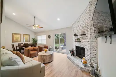 Image de Beautiful Modern Rustic 3br •Near I-10, Typhoon Tx Water Park & Memorial Herman