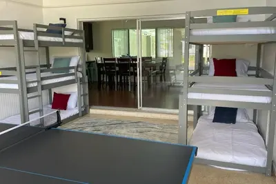 Image de Bright, spacious 4 bedroom heated pool home that comfortably sleeps 12 people! !