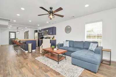Image de Central Luxe Retreat - Sleeps 8 - Free Parking