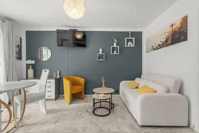 Image de Studio centre-ville de Cannes avec terrasse