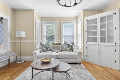 Image de New England Historic Charm Meets Modern Style in the North Shore