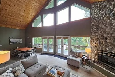 Image de 3 Br Waterfront retreat, great deck, beaches, fireplace & game room