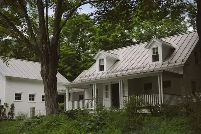 Image de Warren Village home steps from bubbling brook