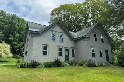 Image de Quaint Vermont farmhouse in Warren Village