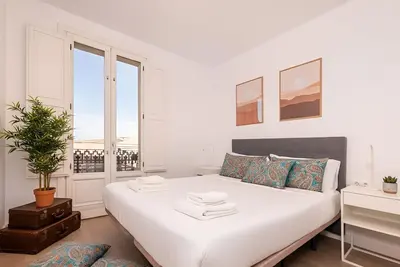 Image de Acomodis Apartments - Warm 9-Bedroom GroupFlat 6-Baths Old Town Barcelona max 18