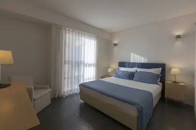 Image de Three 1br Deluxe Condos w/ Kitchens & Free Parking, Near Arrábida Natural Park