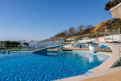 Image de Beachfront 5-Star Hotel with Indoor & Outdoor Pool! 3 Spacious Units w/ Kitchens