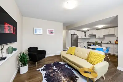 Image de Stylish Oasis *Private Fenced Yard* Near Wem Mall