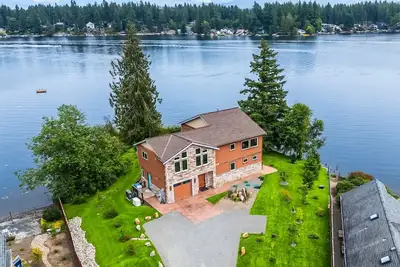 Image de New Spacious Lakefront Lodge includes Breakfast