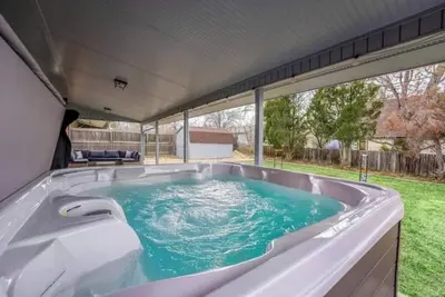 Image de Cozy Hello Sunshine Retreat Hot Tub Fire Pit