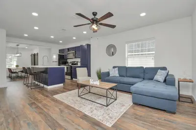 Image de Sleeps 8 - Near Downtown - Free Parking