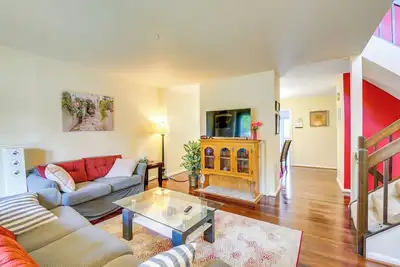 Image de Close to Hospital & Dulles: Herndon Townhome